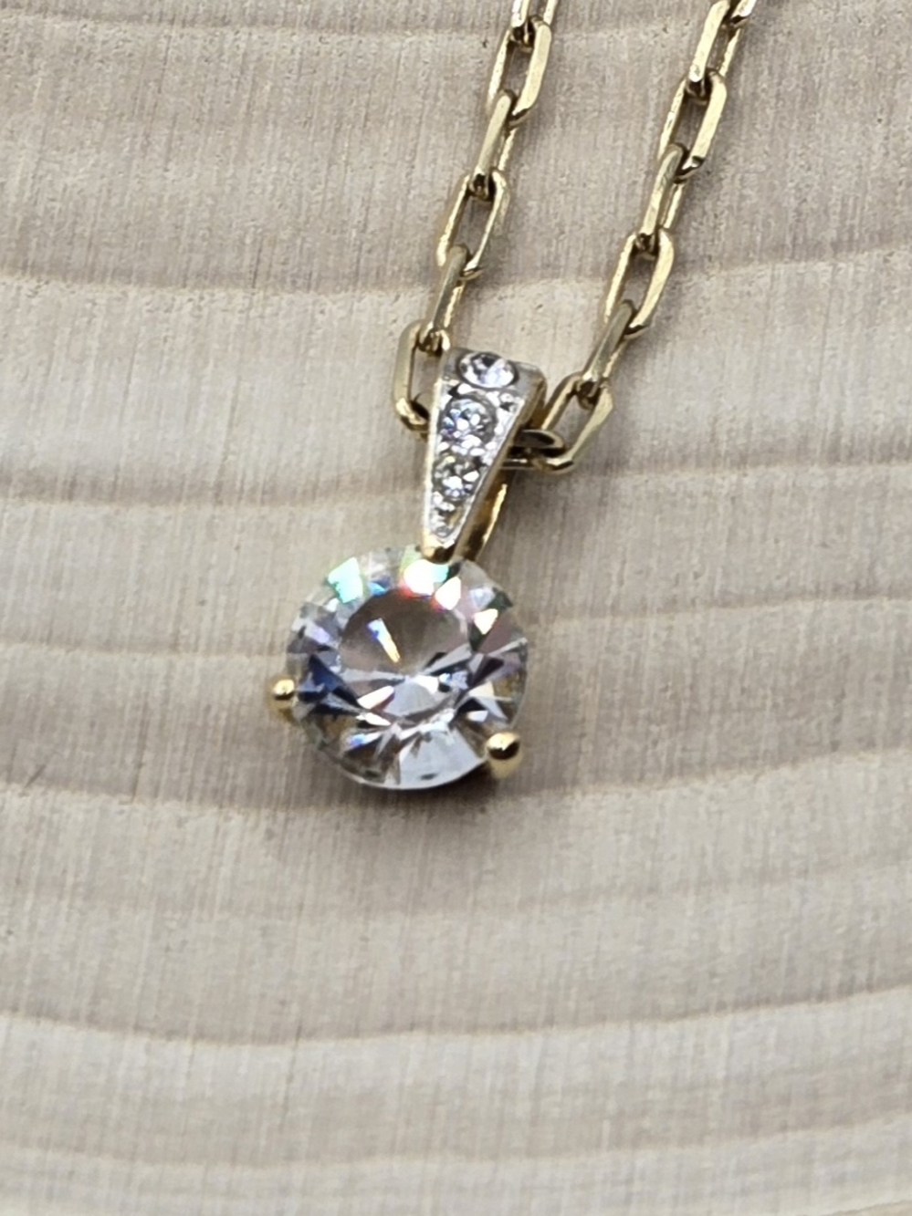 ✨ Avon Swarovski Crystal Pendant Necklace ✨ - Picture 6 of 9